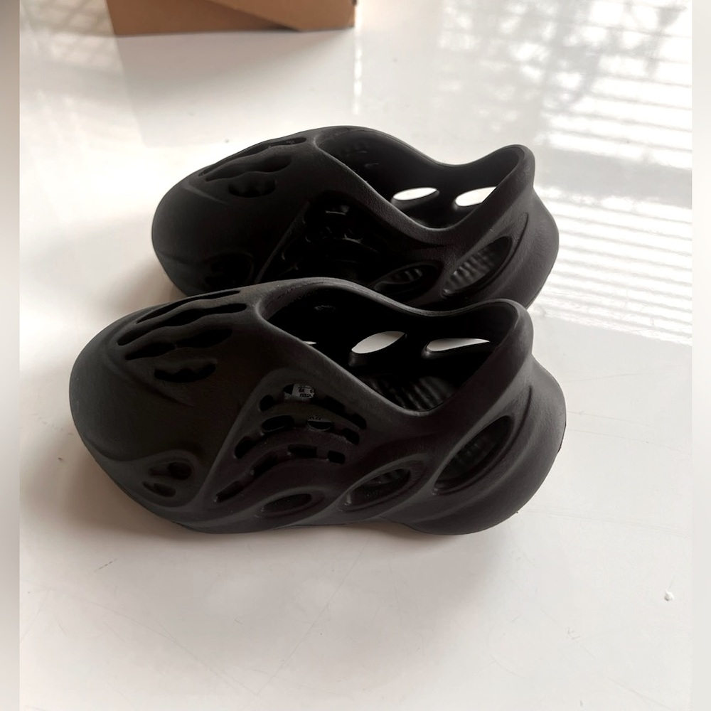 Black Yeezy Foam runners Toddler size 6c